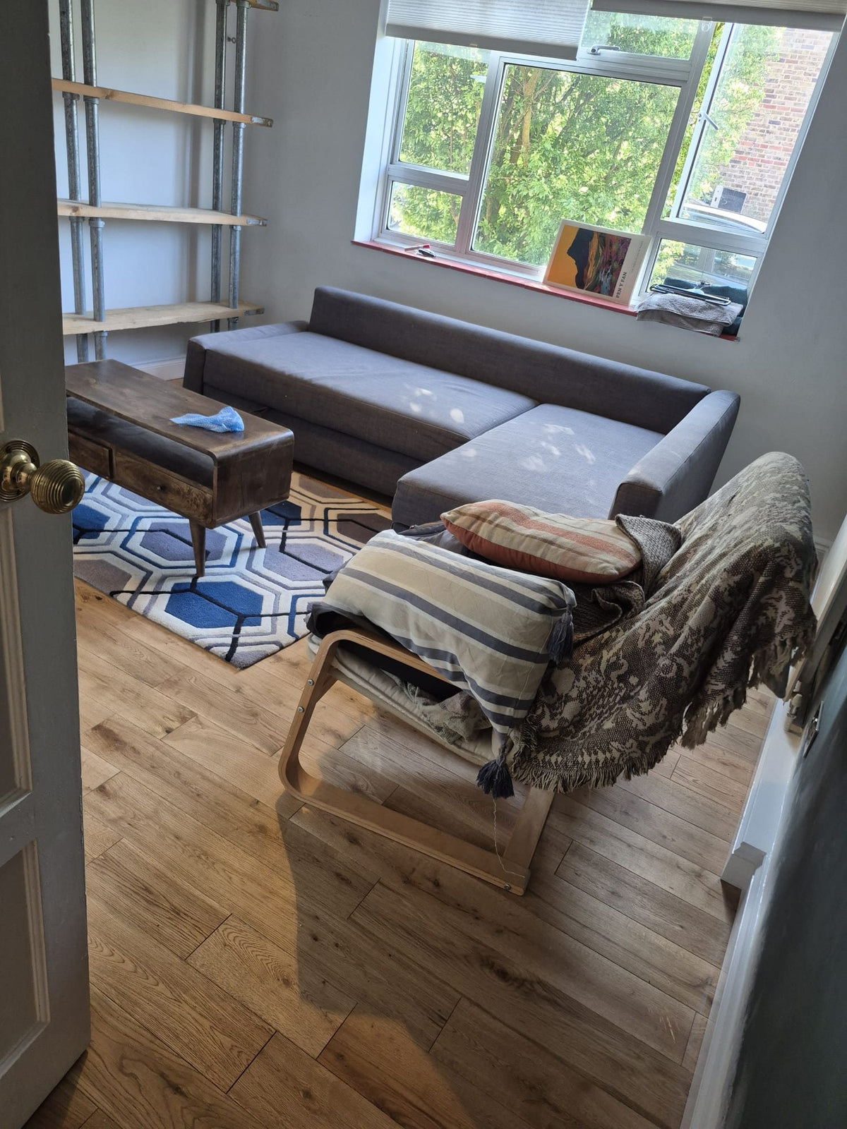 The finished laminate floor in the living room