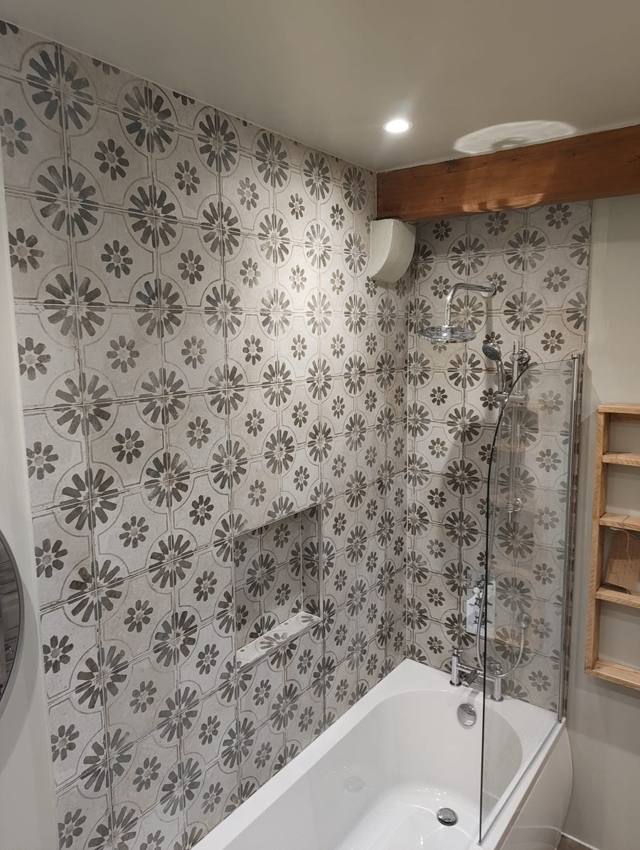Patterned tiles with a tiled recess above the bath