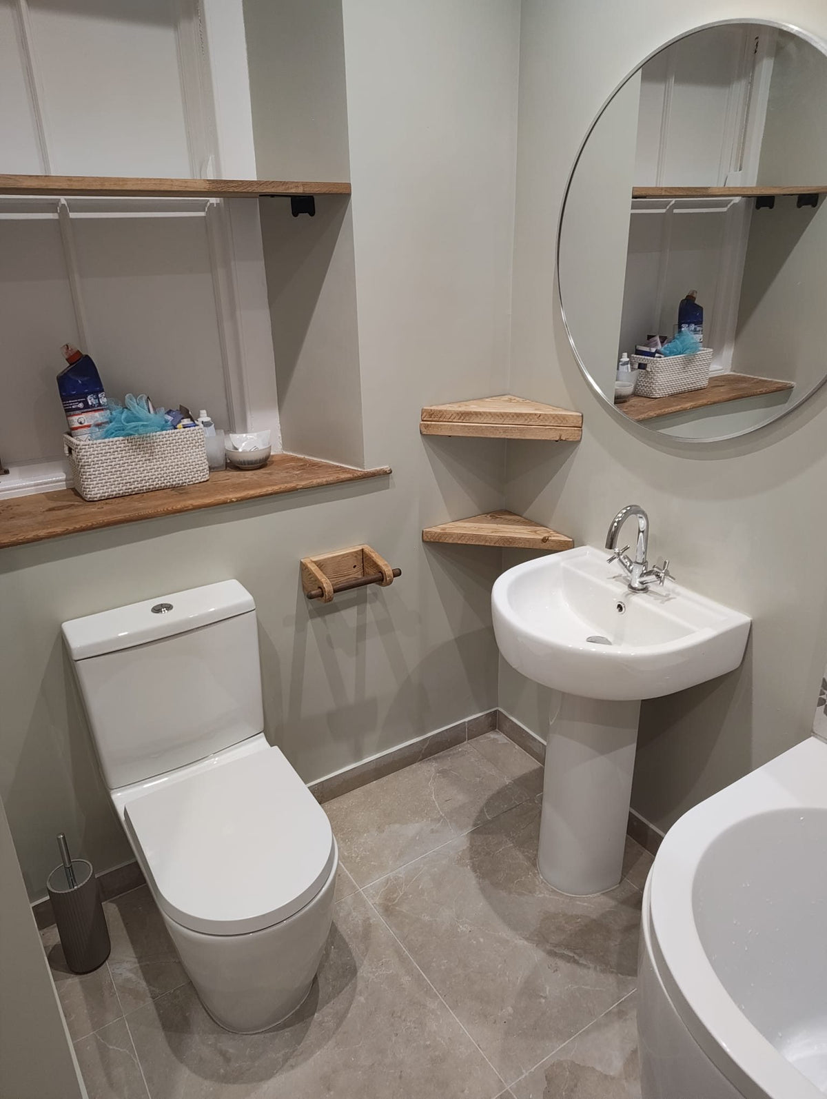 Close-coupled toilet and pedestal basin with a round mirror