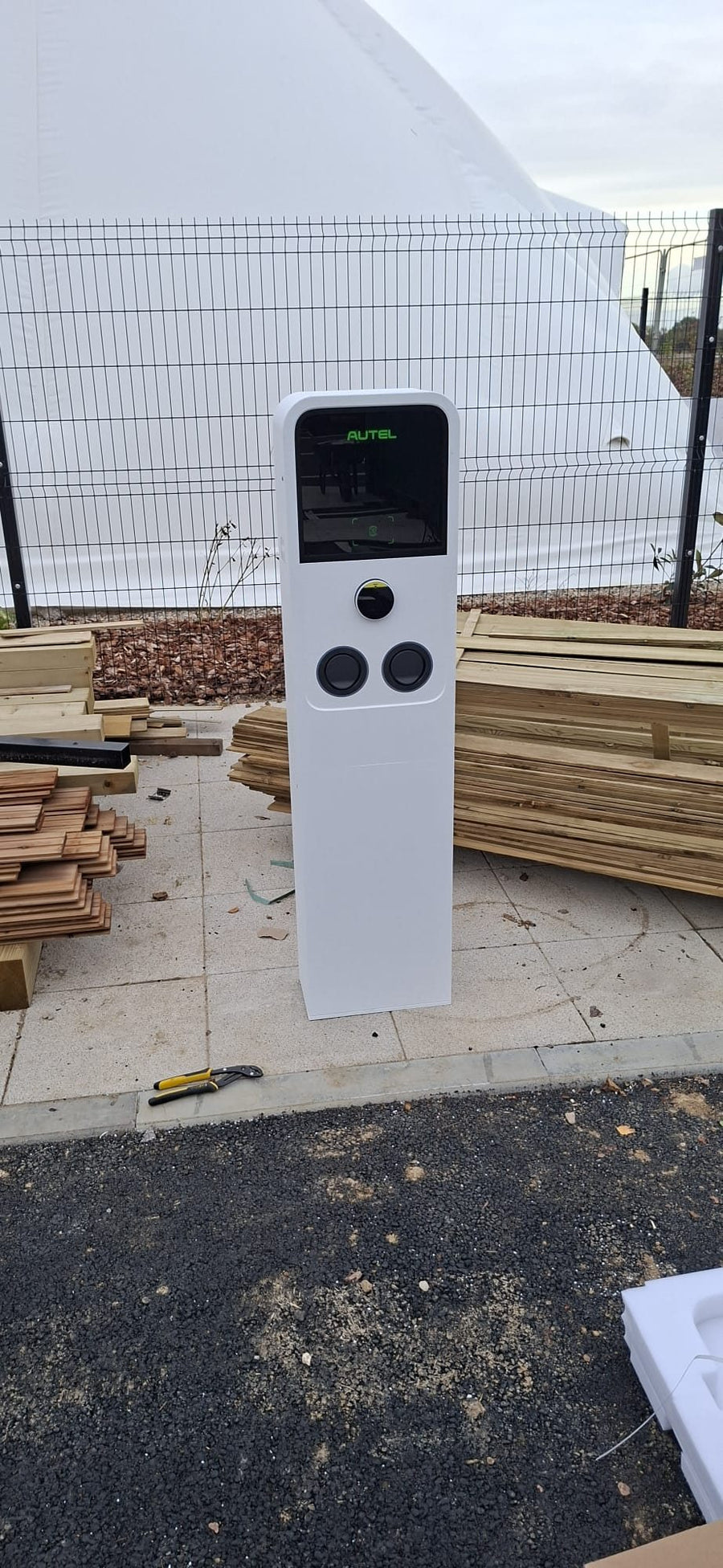 A new charging post with its display