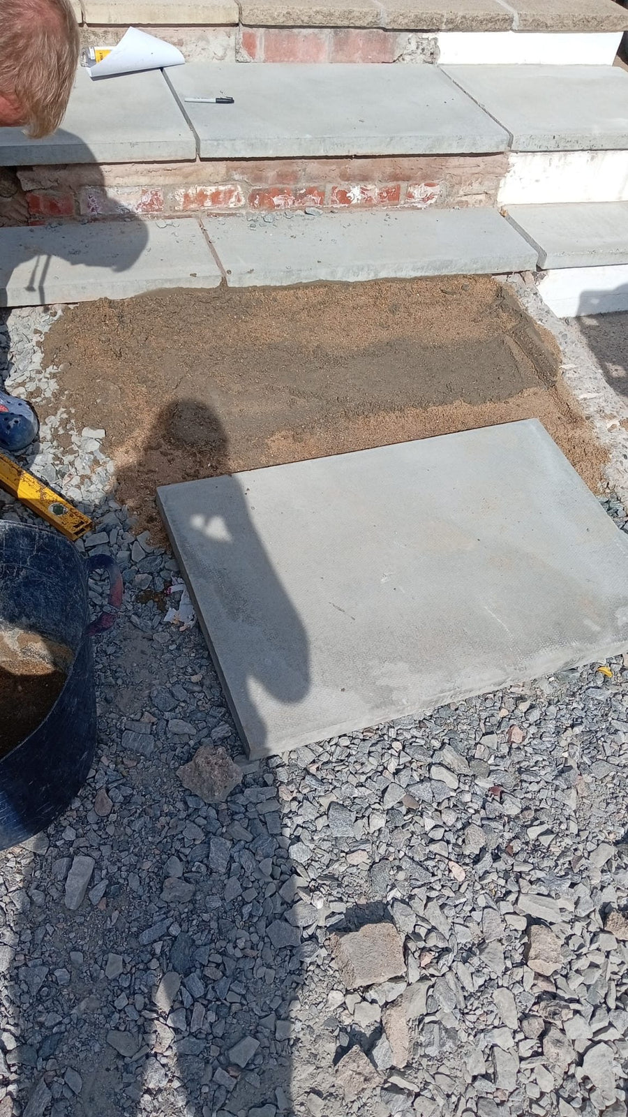Paving slabs bedded on mortar