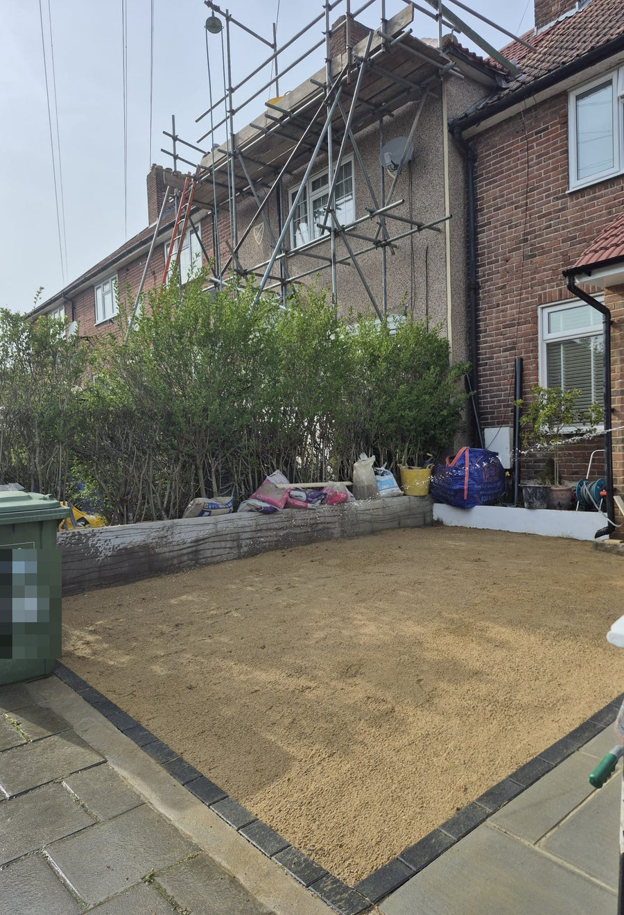 Block edging finished around the levelled base