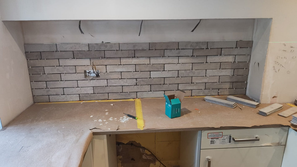 Brick-effect splashback tiles in another kitchen