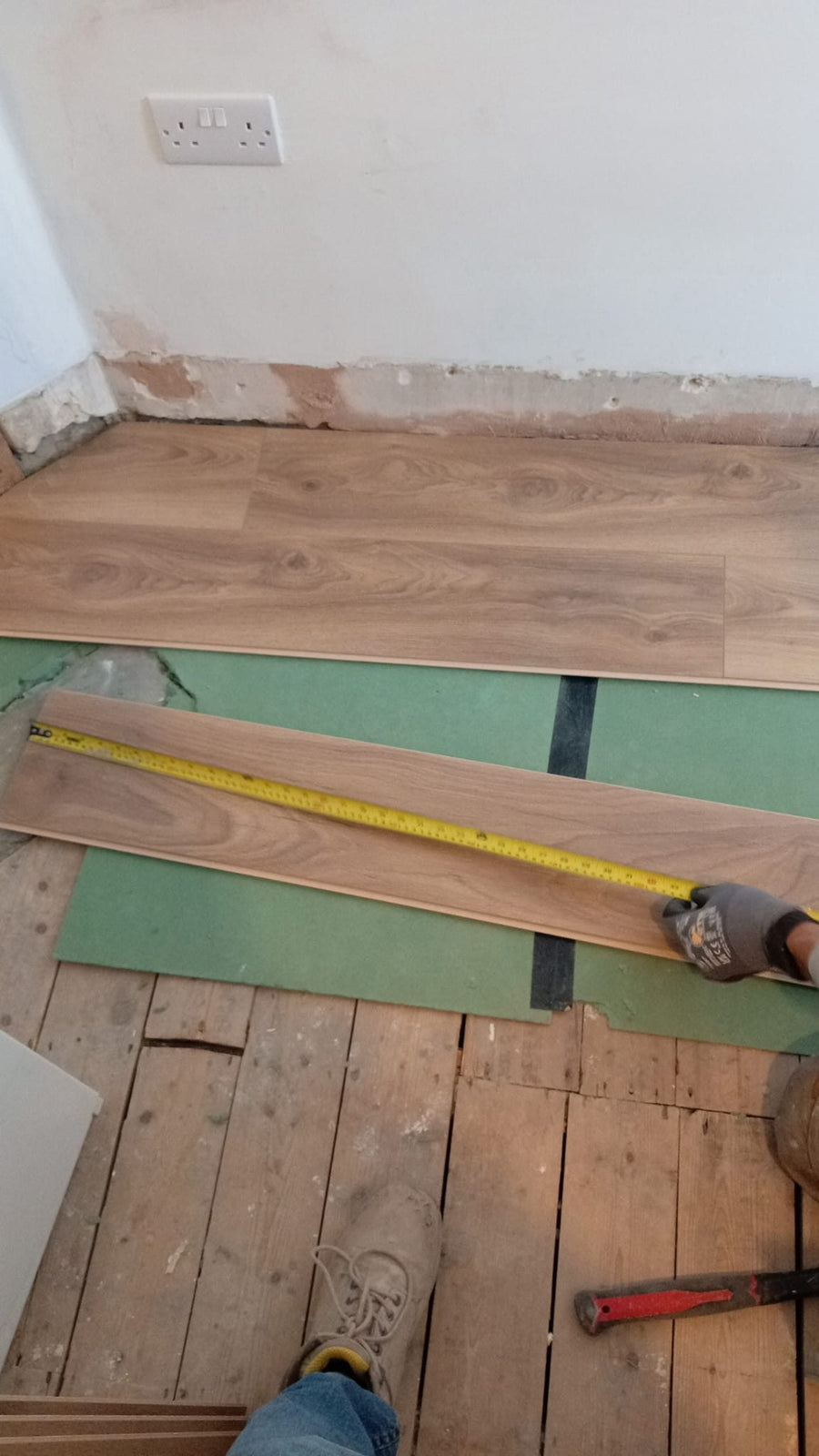 Measuring laminate boards over the underlay