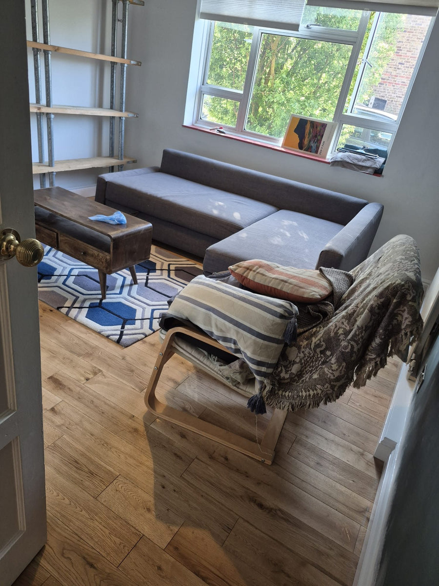 The finished laminate floor in the living room