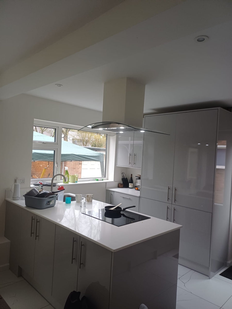 The island with its hob and extractor